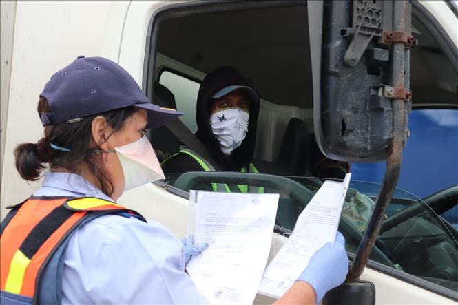 Cảnh sát kiểm tra giấy tờ của một lái xe tải tại khu vực ngoại ô thủ đô Pretoria, Nam Phi. Ảnh: Phi Hùng-P/v TTXVN tại Nam Phi