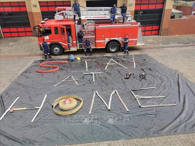 Lực lượng cứu hỏa thành phố Johannesburg dùng vòi phun nước xếp thành dòng chữ 