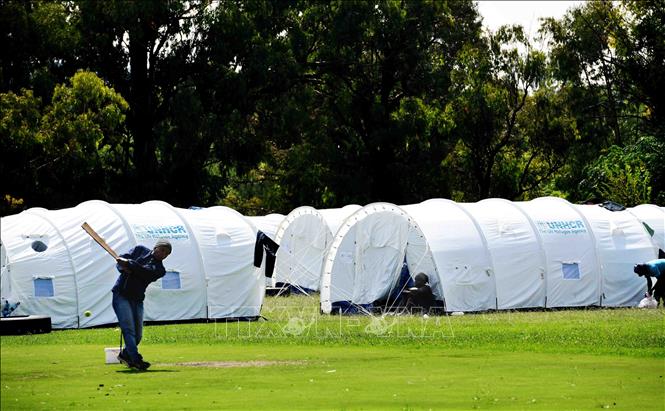 Một người vô gia cư tranh thủ chơi bóng bầu dục trong khu lều tạm do chính phủ cung cấp cho người không có nhà cửa tại thủ đô Pretoria, Nam Phi. Ảnh: Phi Hùng-P/v TTXVN tại Nam Phi