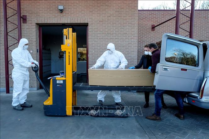 Trong ảnh: Nhân viên y tế chuyển thi hài bệnh nhân tử vong do COVID-19 tại Antwerp, Bỉ ngày 31/3/2020. Ảnh: AFP/TTXVN