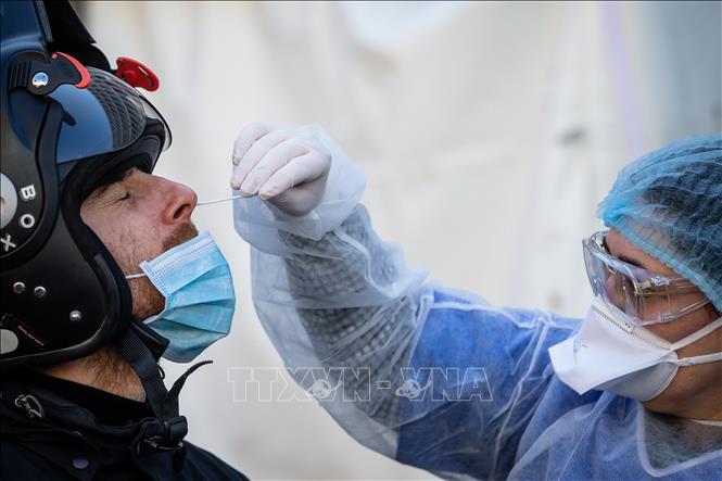 Trong ảnh: Nhân viên y tế lấy mẫu dịch xét nghiệm COVID-19 tại Paris, Pháp ngày 1/4/2020. Ảnh: THX/TTXVN