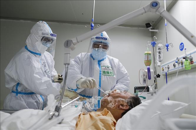 Trong ảnh: Nhân viên y tế điều trị cho bệnh nhân nhiễm COVID-19 tại bệnh viện ở Vũ Hán, tỉnh Hồ Bắc, Trung Quốc ngày 1/4/2020. Ảnh: THX/TTXVN