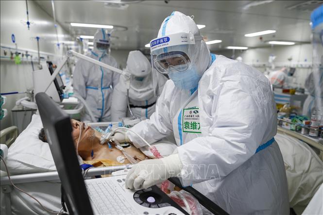 Trong ảnh: Nhân viên y tế điều trị cho bệnh nhân nhiễm COVID-19 tại bệnh viện ở Vũ Hán, Trung Quốc ngày 1/4/2020. Ảnh: THX/TTXVN
