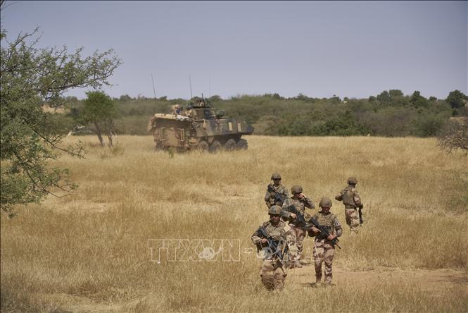 Trong ảnh (tư liệu): Các binh sĩ Pháp thuộc lực lượng Barkhane tuần tra tại miền Bắc Burkina Faso ngày 12/11/2019. Ảnh: AFP/TTXVN
