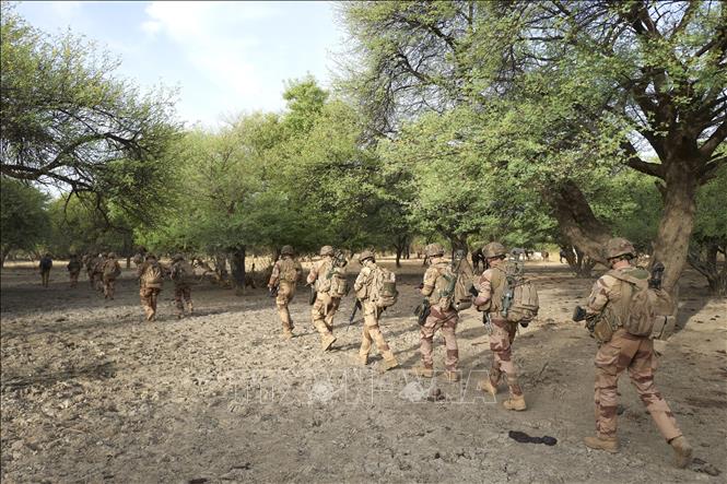 Trong ảnh (tư liệu): Các binh sĩ Pháp thuộc lực lượng Barkhane tuần tra tại khu vực Tofa Gala, miền Bắc Burkina Faso ngày 9/11/2019. Ảnh: AFP/TTXVN