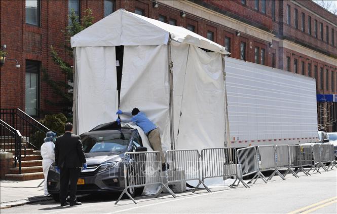 Trong ảnh: Nhà xác dã chiến, nơi đặt thi thể các bệnh nhân COVID-19, được dựng lên bên ngoài bệnh viện ở Brooklyn, New York (Mỹ) ngày 1/4/2020. Ảnh: AFP/TTXVN