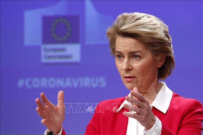 Trong ảnh: Chủ tịch Ủy ban châu Âu (EC) Ursula von der Leyen trong cuộc họp báo về nỗ lực cứu vãn nền kinh tế của liên minh châu Âu trước ảnh hưởng dịch COVID-19, tại Brussels, Bỉ ngày 2/4/2020. Ảnh: AFP/TTXVN