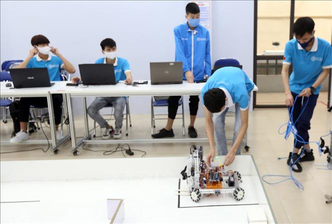 Trong ảnh: Sinh viên Trường Cao đẳng Cơ điện Hà Nộ học về Điều khiển Robot tại Xưởng Điện công nghiệp/Cơ điện tử. Ảnh: Anh Tuấn - TTXVN