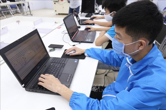 Trong ảnh: Sinh viên Trường Cao đẳng Cơ điện Hà Nội học về Điều khiển Robot tại Xưởng Điện công nghiệp/Cơ điện tử. Ảnh: Anh Tuấn - TTXVN