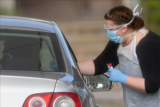 Trong ảnh: Nhân viên y tế lấy mẫu dịch xét nghiệm COVID-19 tại một công viên ở Chessington, London (Anh) ngày 2/4/2020. Ảnh: AFP/TTXVN