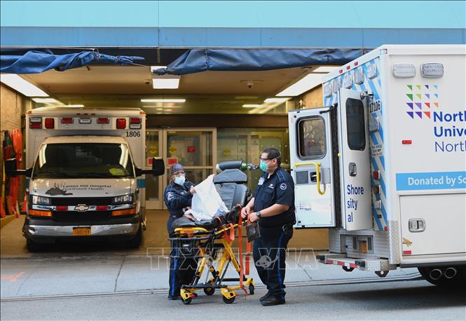 Trong ảnh: Nhân viên y tế chuẩn bị tiếp nhận bệnh nhân nhiễm COVID-19 tại bệnh viện Mt. Sinai, New York, Mỹ, ngày 1/4/2020. Ảnh: AFP/TTXVN