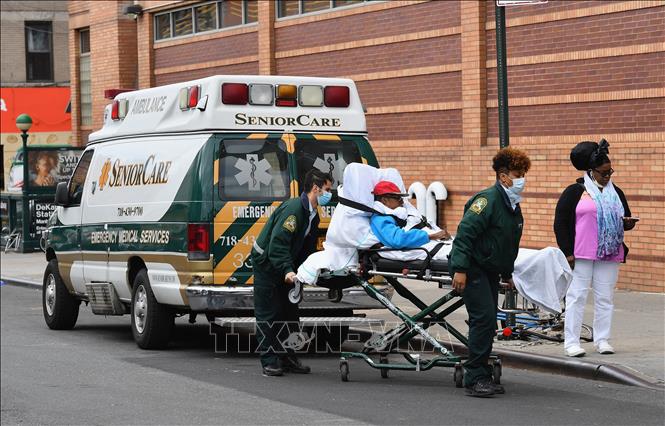 Trong ảnh: Nhân viên y tế chuyển bệnh nhân tới phòng cấp cứu của Trung tâm y tế Wyckoff ở Brooklyn, New York, Mỹ, ngày 2/4/2020. Ảnh: AFP/TTXVN