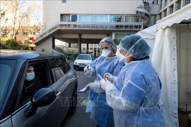 Trong ảnh: Nhân viên y tế lấy mẫu dịch xét nghiệm COVID-19 ở Paris, Pháp, ngày 1/4/2020. Ảnh: THX/TTXVN
