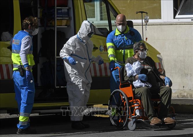 Trong ảnh: Chuyển bệnh nhân nhiễm COVID-19 tới bệnh viện ở Madrid, Tây Ban Nha, ngày 2/4/2020. Ảnh: AFP/TTXVN