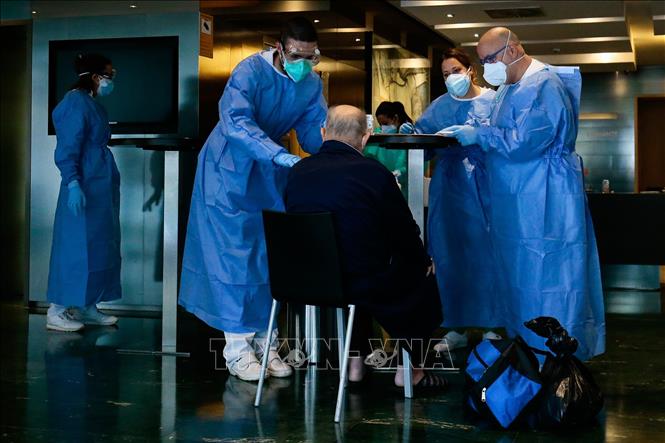 Trong ảnh: Điều trị cho bệnh nhân nhiễm COVID-19 tại Barcelona, Tây Ban Nha, ngày 2/4/2020. Ảnh: AFP/TTXVN