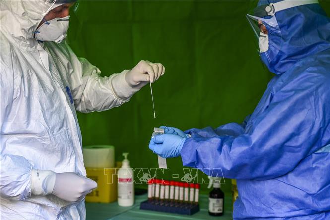Trong ảnh: Nhân viên y tế lấy các mẫu xét nghiệm nhanh COVID-19 tại Piedmont, Italy, ngày 2/4/2020. Ảnh: AFP/TTXVN