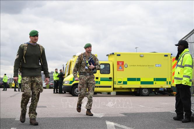 Trong ảnh: Lực lượng an ninh Anh tuần tra bên ngoài bệnh viện dã chiến điều trị cho bệnh nhân COVID-19 trong khuôn viên bệnh viện NHS Nightingale ở London, ngày 2/4/2020. Ảnh: AFP/TTXVN