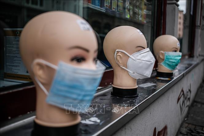 Trong ảnh: Các mẫu khẩu trang y tế được bày bán tại cửa hàng ở Berlin, Đức, ngày 2/4/2020. Ảnh: AFP/TTXVN