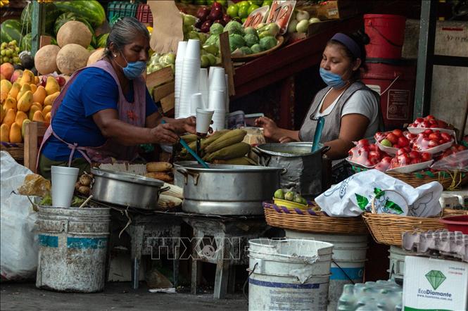 Trong ảnh: Người dân đeo khẩu trang tại một khu chợ ở Guerrero, Mexico ngày 28/3/2020 trong bối cảnh dịch COVID-19 lan rộng. Ảnh: THX/ TTXVN