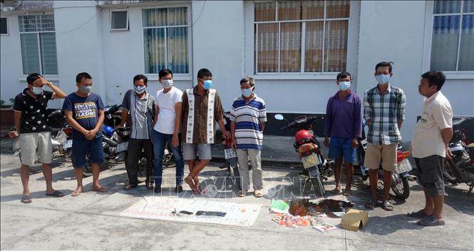 Trong ảnh: Các đối tượng tổ chức đá gà ăn thua bằng tiền bị cơ quan chức năng bắt quả tang. Ảnh: Công Mạo-TTXVN