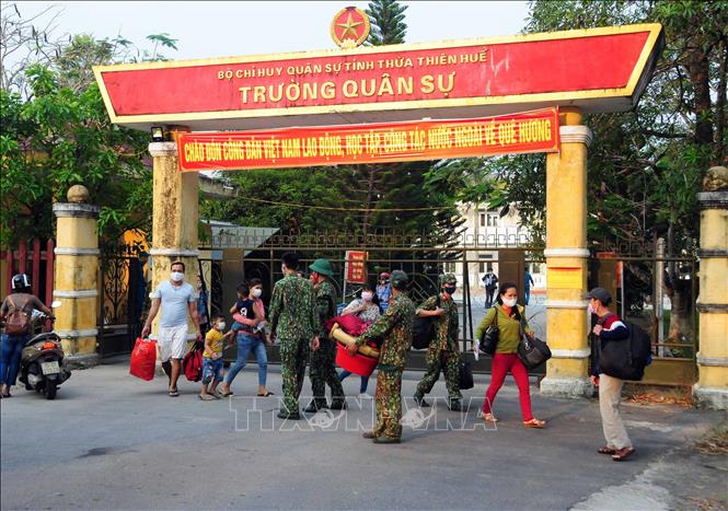 Trong ảnh: Người dân hoàn thành thời gian cách ly y tế tập trung tại Trường Quân sự tỉnh Thừa Thiên- Huế. Ảnh: TTXVN phát