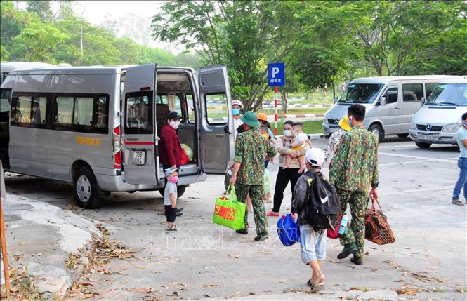 Trong ảnh: Cán bộ, chiến sĩ Trường Quân sự tỉnh Thừa Thiên- Huế hỗ trợ người dân hoàn thành thời gian cách ly vận chuyển đồ đạc ra xe. Ảnh: TTXVN phát