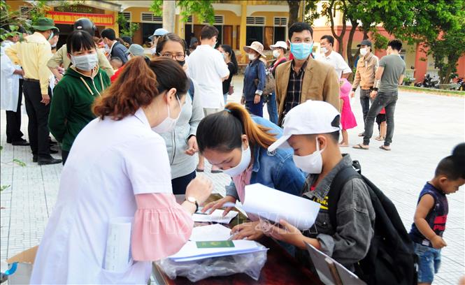 Trong ảnh: Người dân làm thủ tục hoàn thành thời gian cách ly y tế tập trung tại Trường Quân sự tỉnh Thừa Thiên- Huế. Ảnh: TTXVN phát
