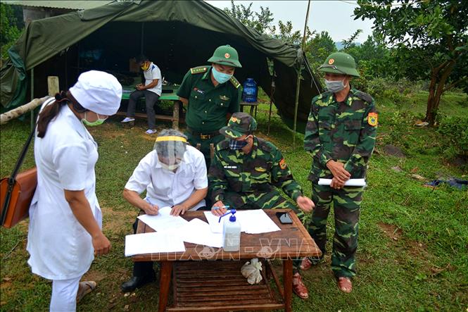 Trong ảnh: Đồn Biên phòng cửa khẩu A Đớt bàn giao công dân cho Trung tâm y tế huyện A Lưới. Ảnh:  TTXVN phát. 