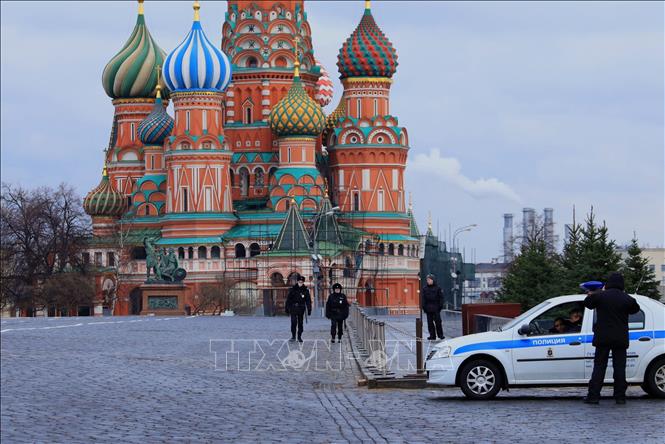 Trong ảnh: Đội cảnh sát làm nhiệm vụ tuần tra xung quanh Quảng trường Đỏ để xử phạt vi phạm hành chính đối với những người vi phạm chế độ tự cách ly. Ảnh: Trần Hiếu - Pv TTXVN tại LB Nga