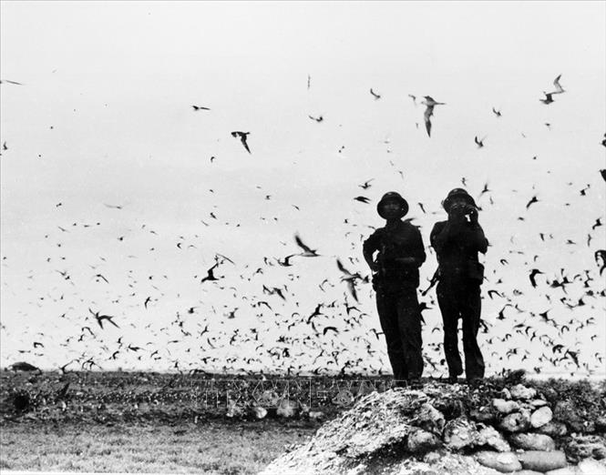 Trong ảnh: Bộ đội hải quân trên đảo Trường Sa được giải phóng, ngày 29/4/1975. Ảnh: Nguyễn Khắc Xuế/TTXVN phát