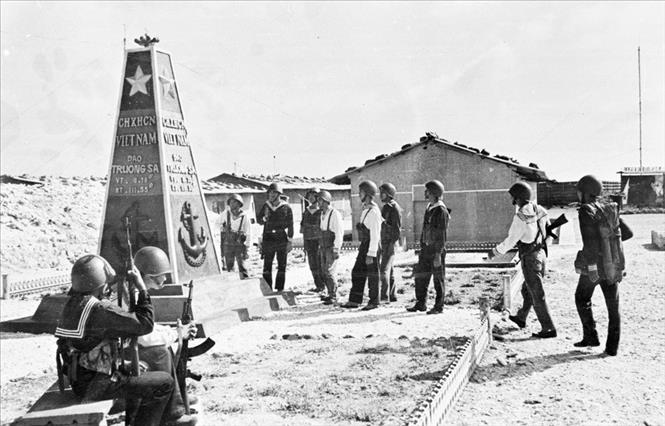 Trong ảnh: Lực lượng Đặc công hải quân Đoàn 126 tuần tra tại khu vực cột mốc chủ quyền trên đảo Trường Sa được giải phóng, ngày 29/4/1975. Ảnh: Lê Nhật - TTXVN phát