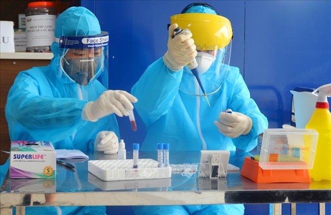 Trong ảnh: Xét nghiệm nhanh virus SARS-CoV-2 cho người dân tại trạm xét nghiệm nhanh huyện Thanh Oai. Ảnh: TTXVN phát