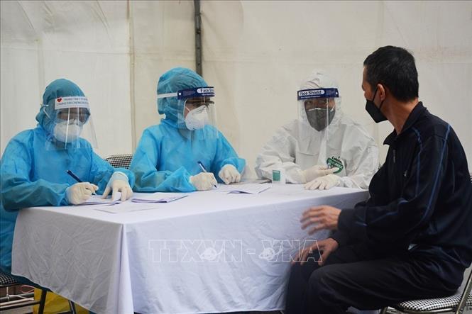 Trong ảnh: Người dân khai báo y tế trước khi làm thủ tục lấy mẫu xét nghiệm tại trạm xét nghiệm nhanh quận Ba Đình. Ảnh: TTXVN phát