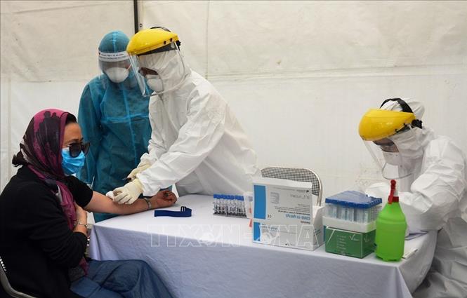 Trong ảnh: Lấy mẫu xét nghiệm virus SARS-CoV-2 cho người dân tại trạm xét nghiệm nhanh quận Ba Đình. Ảnh: TTXVN phát