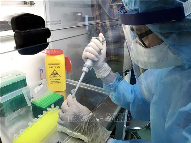 Trong ảnh: Bác sỹ Bệnh viện Ung bướu Nghệ An tiến hành xét nghiệm virus SARS–CoV-2 bằng kỹ thuật Realtime PCR. Ảnh: Tá Chuyên – TTXVN