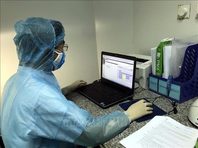 Trong ảnh: Bác sỹ Bệnh viện Ung bướu Nghệ An tiến hành xét nghiệm virus SARS–CoV-2 bằng kỹ thuật Realtime PCR. Ảnh: Tá Chuyên – TTXVN