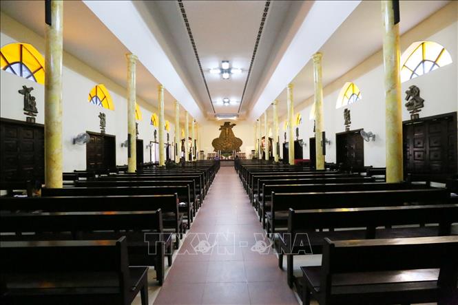 Trong ảnh: Nhà thờ Giáo xứ Thái Hà mở cửa cạnh cho rất ít giáo dân vào cầu nguyện riêng. Ảnh: Anh Tuấn – TTXVN