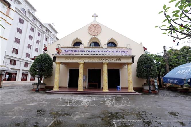 Trong ảnh: Nhà thờ Giáo xứ Thái Hà đóng cổng chính để hạn chế giáo dân đi lễ đông người. Ảnh: Anh Tuấn – TTXVN