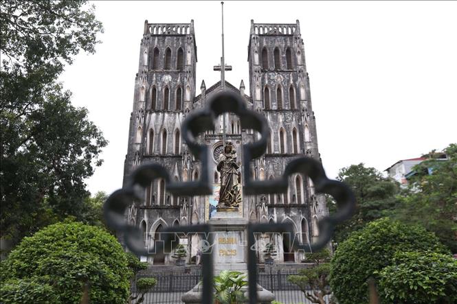 Trong ảnh: Nhà thờ Chính tòa Hà Nội không tổ chức cho giáo dân vào cầu nguyện chung để phòng, chống dịch COVID-19. Ảnh: Anh Tuấn – TTXVN