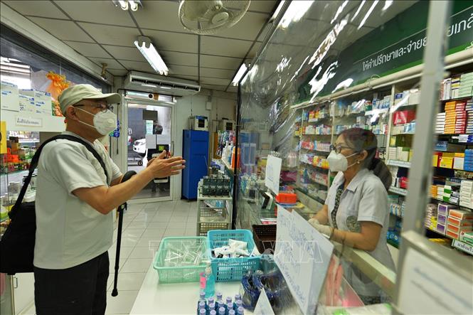Trong ảnh: Người dân mua thuốc tại hiệu thuốc ở Bangkok, Thái Lan ngày 2/4/2020 trong bối cảnh dịch COVID-19 lan rộng. Ảnh: THX/ TTXVN