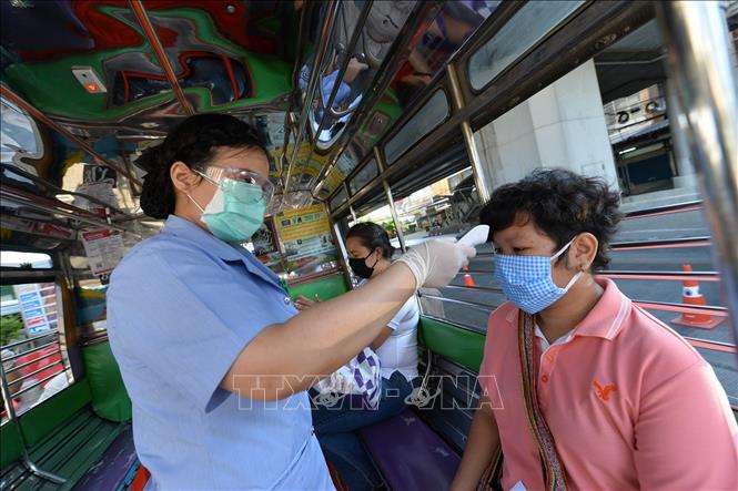 Trong ảnh: Kiểm tra thân nhiệt của người dân tại Bangkok, Thái Lan ngày 26/3/2020 trong bối cảnh dịch COVID-19 lan rộng. Ảnh: THX/ TTXVN