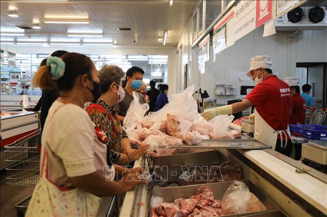 Trong ảnh: Người dân đeo khẩu trang để phòng tránh lây nhiễm COVID-19 khi mua hàng trong siêu thị tại Bangkok, Thái Lan ngày 25/3/2020. Ảnh: THX/ TTXVN