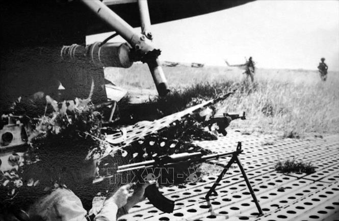 Trong ảnh: Sư đoàn 312, Quân đoàn 1 đánh chiếm sân bay Ông Lĩnh - Bình Chuẩn, ngày 27/4/1975. Ảnh: Tư liệu/TTXVN phát