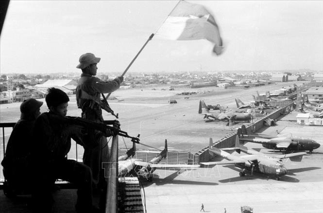 Trong ảnh: Cờ giải phóng tung bay trên sân bay Tân Sơn Nhất, ngày 30/4/1975. Ảnh: Quang Thành – TTXVN