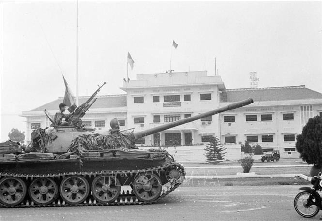 Trong ảnh: Xe tăng của Sư đoàn 10 (Quân đoàn 3) đánh chiếm Bộ Tổng tham mưu Ngụy quyền Sài Gòn lúc 11 giờ 30 phút ngày 30/4/1975. Ảnh: TTXVN