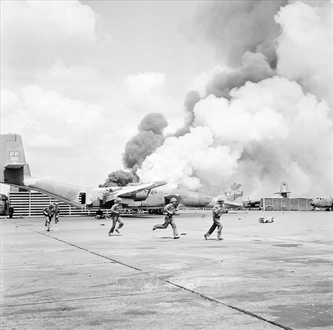Trong ảnh: Ngày 28/4/1975, các trận địa pháo của ta nã đạn vào sân bay Tân Sơn Nhất. Đúng 11 giờ 30 phút ngày 30/4, lá cờ 