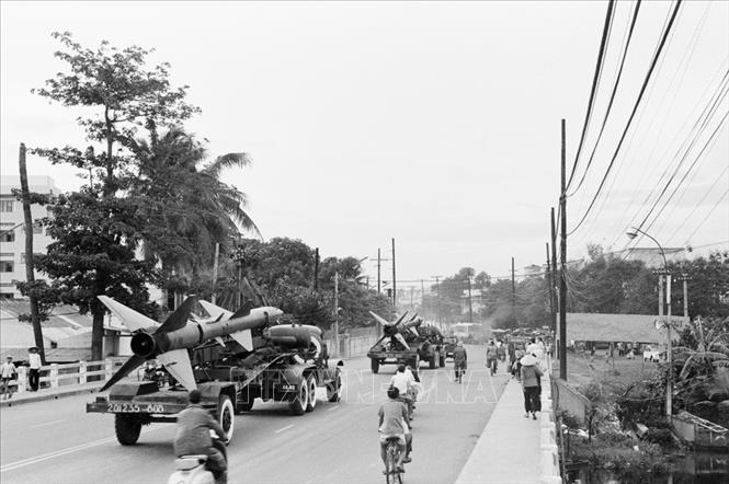 Trong ảnh: Lực lượng xe cơ giới quân sự của quân giải phóng tiến vào Sài Gòn. Ảnh: Hứa Kiểm - TTXVN