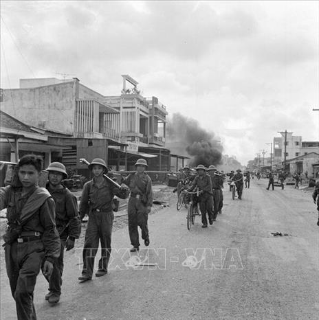 Trong ảnh: Quân giải phóng làm chủ thị trấn Trảng Bom (Biên Hòa). Ảnh: Lâm Hồng Long - TTXVN