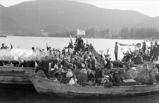 Trong ảnh: Người dân Côn Đảo tiễn các chiến sỹ cách mạng lên tàu trở về đất liền sau khi Côn Đảo được giải phóng. Ảnh: Vũ Tạo – TTXVN