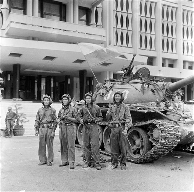 Trong ảnh: Bốn chiến sĩ Sư đoàn 304 (Quân đoàn 2) - những người đầu tiên vào Dinh Độc lập và cắm cờ trên nóc phủ Tổng thống ngụy quyền Sài Gò,n trưa 30/4/1975. Ảnh: Đinh Quang Thành - TTXVN